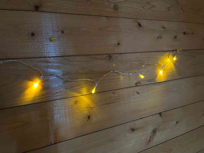 セリアの「LEDケーブルライト5灯」は落ち着いたオレンジ色の光