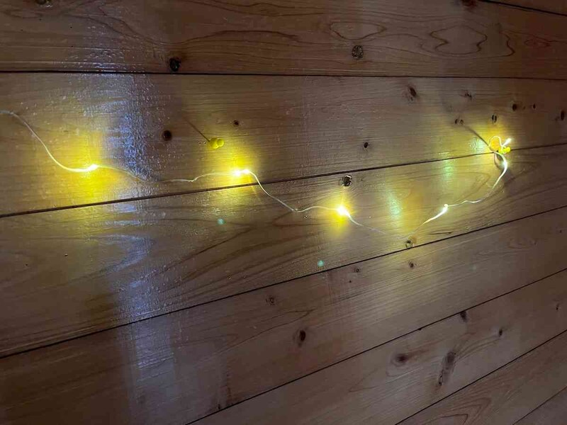 セリアの「LEDジュエリーライト 6灯点灯」は黄色に近い色の光