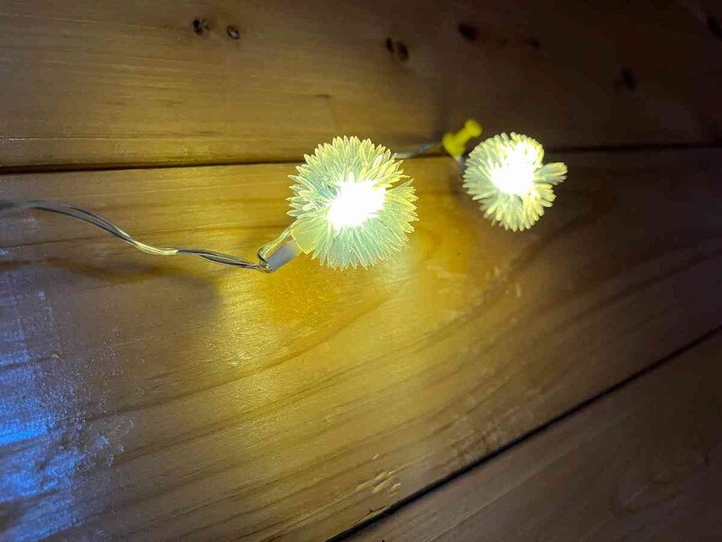 セリアの「LEDケーブルライト ポンポン 4灯」はかわいい丸い形