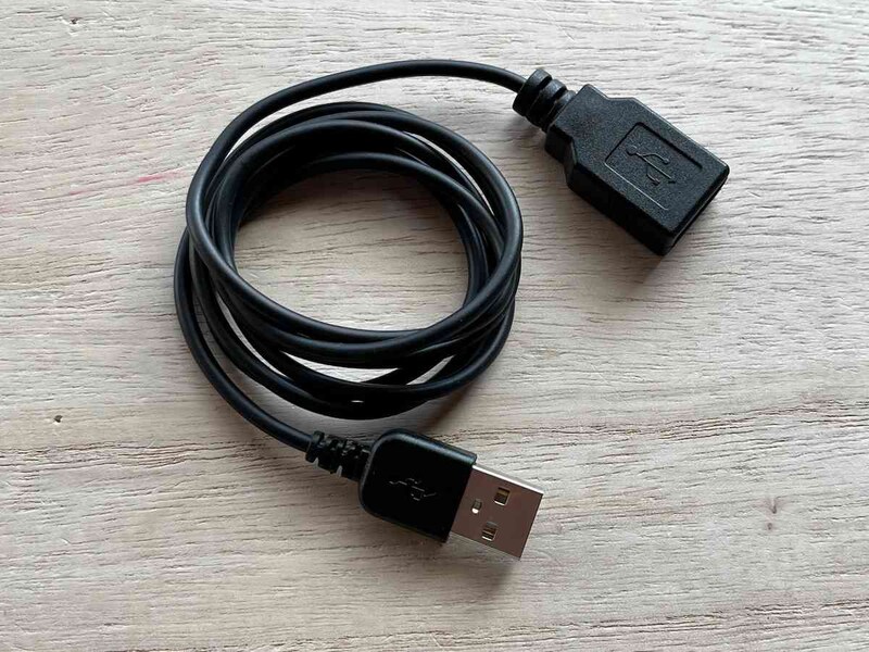 セリアの「充電通信対応USB延長ケーブル」の長さは約1m