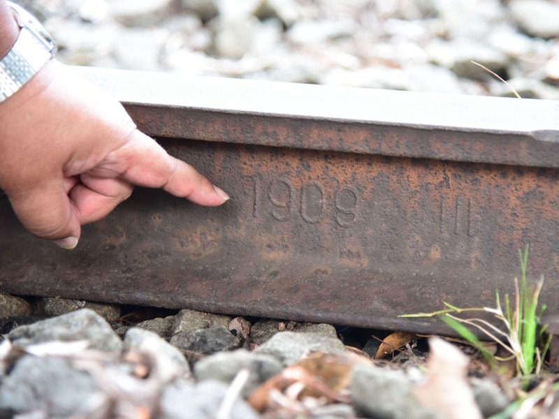 レールをよく見ると、製造年が刻印されている