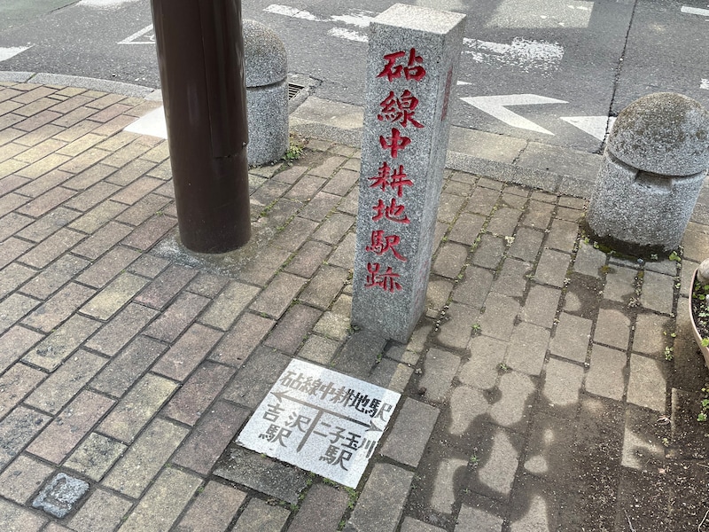 交差点の角に立つ「砧線中耕地駅跡」と刻まれた石柱