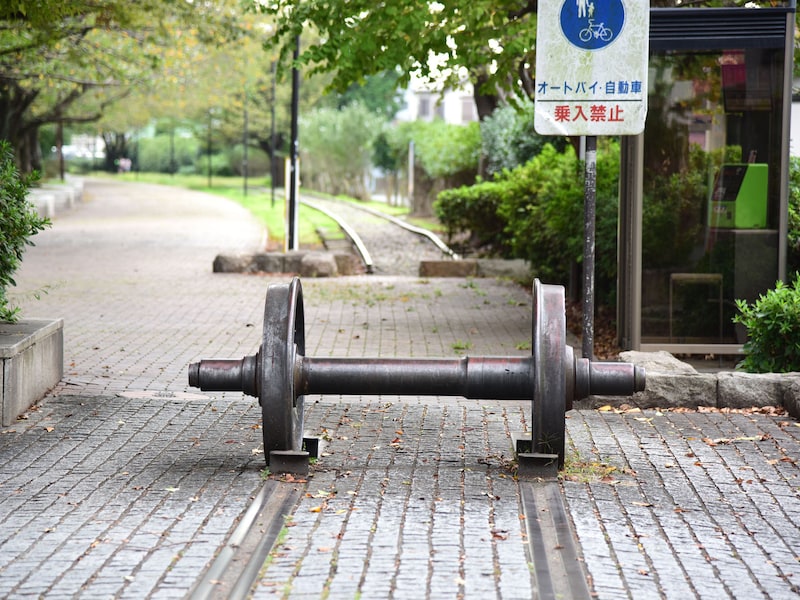 一之宮緑道のレールと、車輪を活用した車止め
