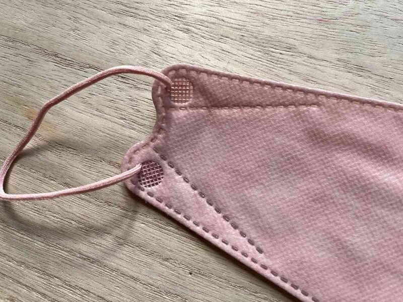 ダイソーの「3Dマスク」は耳ゴムが外側についている