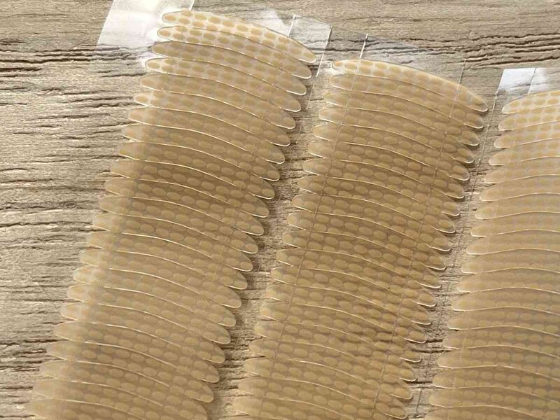 ダイソーのアイプチはまぶたに貼ることで、一重まぶたを二重まぶたにすることができる