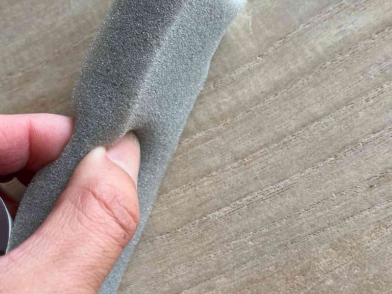 ダイソーの隙間ガード「すきまテープ」の基材は柔らかい