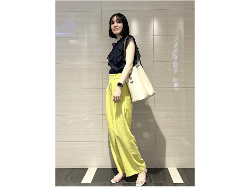 【OKコーデ】肩にさっとかけられるショルダーバッグならあまり影響なく持つことができます