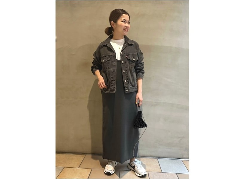 ダークカラーコーデの足もとを明るく、抜け感を出すのにもぴったり 出典:WEAR