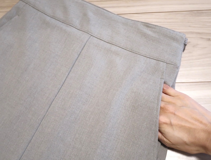 フロント部分はゴムではなく、サイドファスナー仕様。ポケットもついています