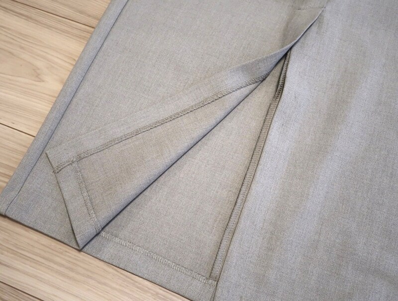 前に入ったスリットは見た目も大人っぽいうえ、足さばきもいいのが◎