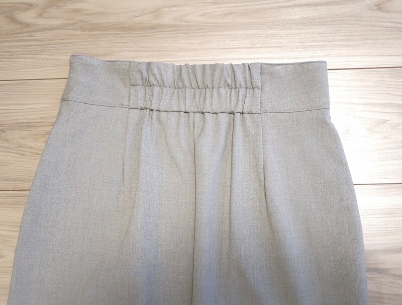 後ろ部分はゴムになっていますが、幅が広くギャザーも入っているため「ゴム感」は目立ちません