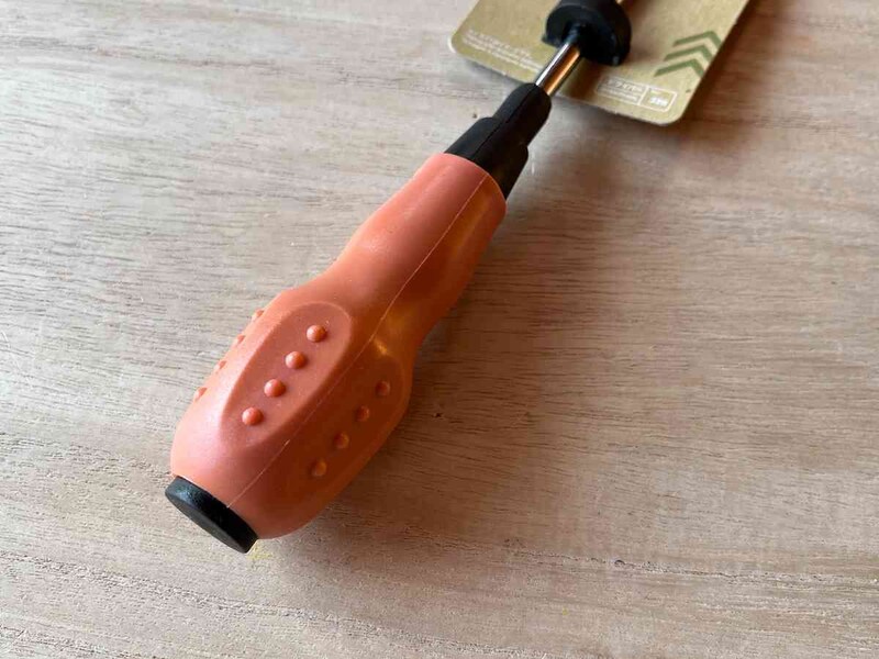 ダイソーの「グリップドライバー（＋、100mm）」のグリップは滑り止め付き