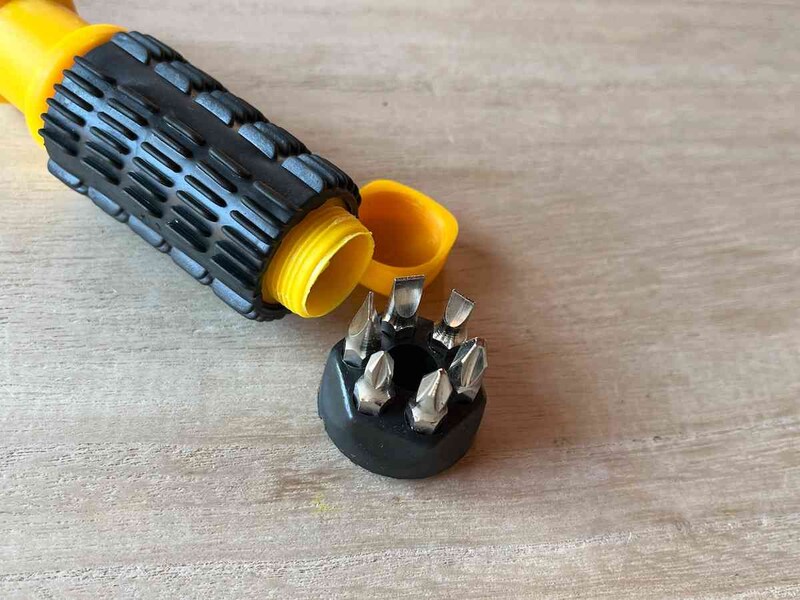 ダイソーの「6本差替えドライバー」の先端部分はグリップに収納可能