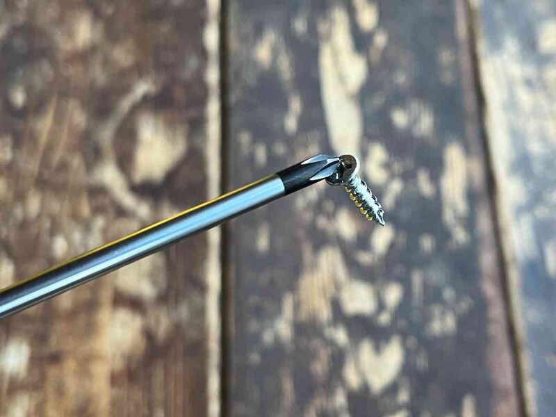 ダイソーの「マグネット式 コンパクトドライバー」の先端にネジが吸い付く