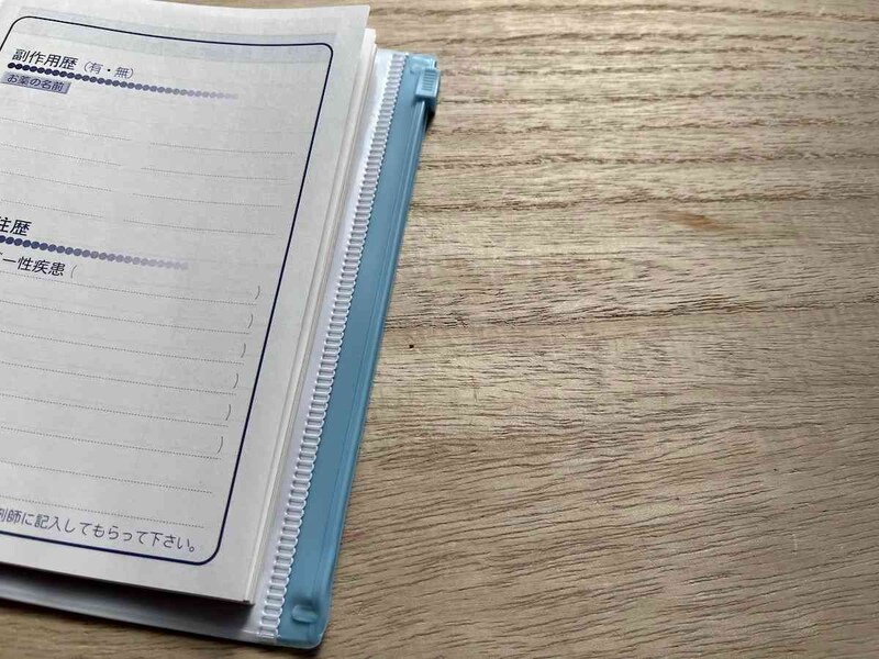 ダイソーの「お薬手帳カバー サンリオキャラクターミックス」の横にはスライダーポケットがある