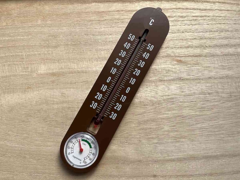 ダイソーの「温・湿度計 壁掛け式」