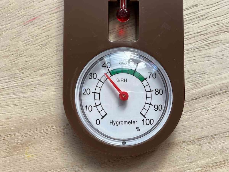ダイソーの「温・湿度計 壁掛け式」の湿度計