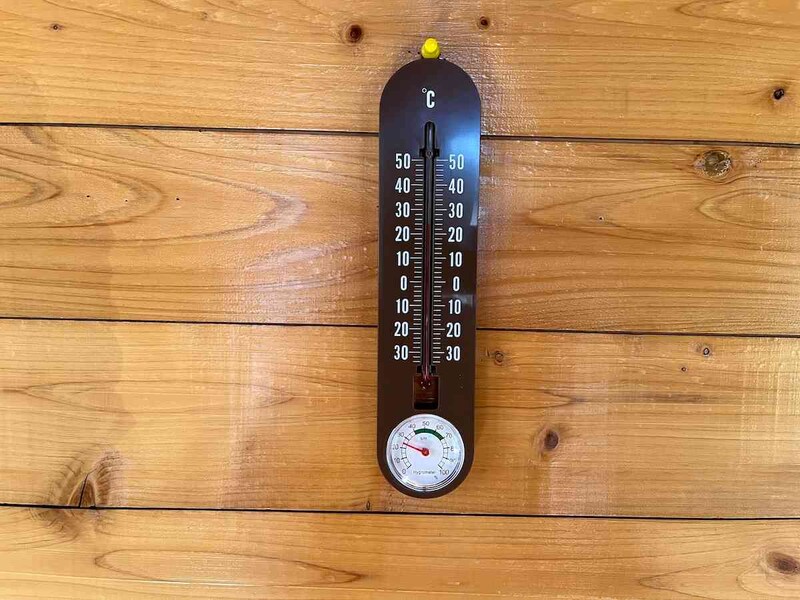 ダイソーの「温・湿度計 壁掛け式」は壁に掛けられる