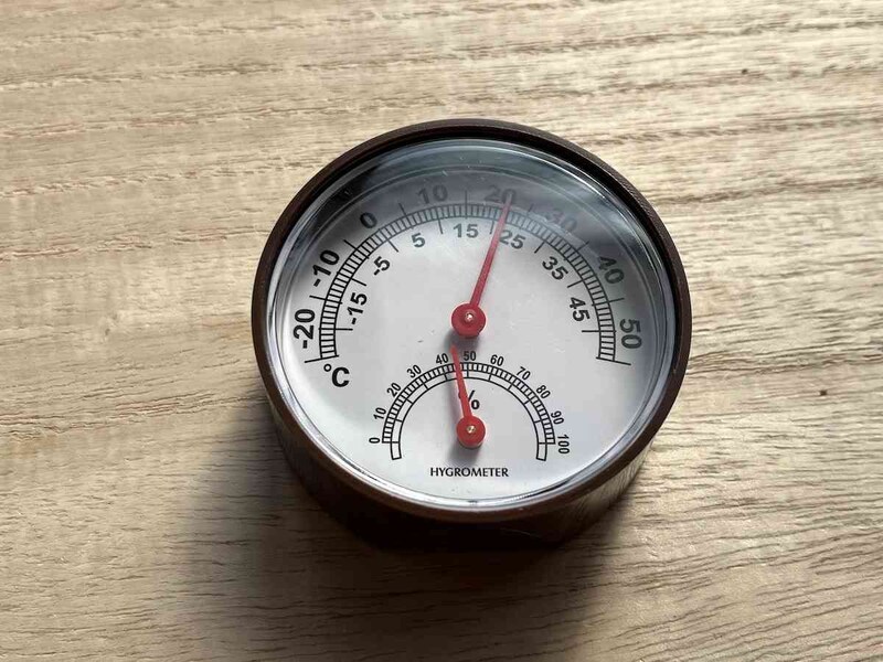 ダイソーの「温・湿度計MINI」