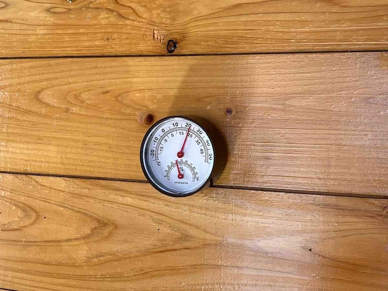 ダイソーの「温・湿度計MINI」は壁掛け可能