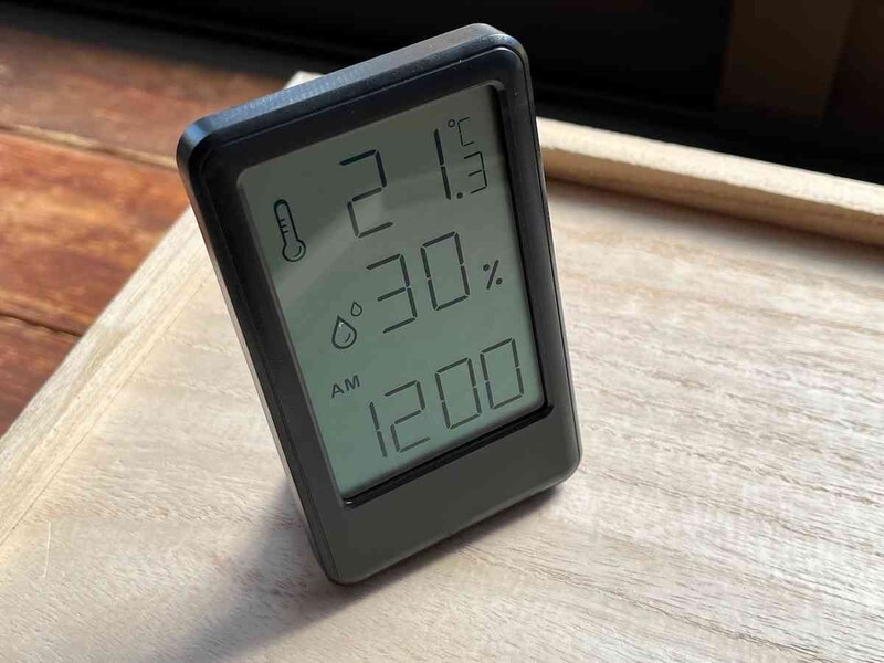 ダイソーの「温湿度付デジタル時計」はデスクに置くこともできる