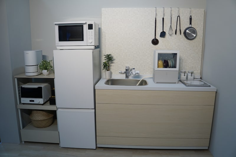 パーソナル食洗機「SOLOTA」と自動計量IH炊飯器「SR-AX1」をキッチンに置いたイメージ