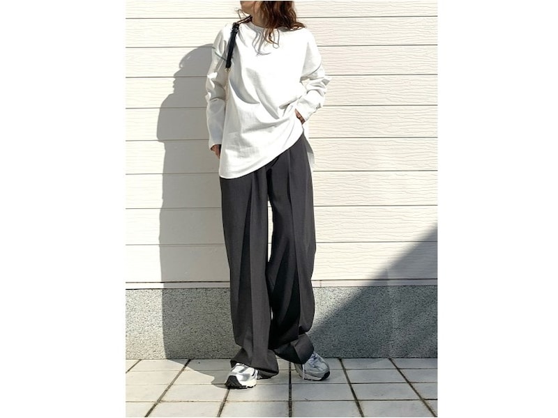 カジュアルなシンプルコーデもモノトーンなら引き締まる 出典:WEAR