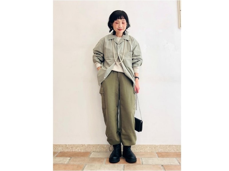 レイヤードコーデでカーゴパンツをクリーンに着て 出典:StyleHint