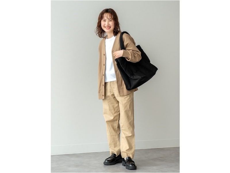 スウェット素材のカーディガンはフェミニンに着やすいベージュも◎ 出典:StyleHint