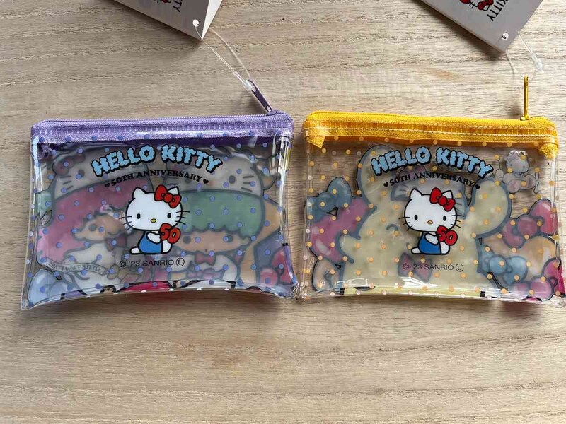 ダイソーのサンリオグッズ「フラットポーチ（S）50周年」の裏側はハローキティ