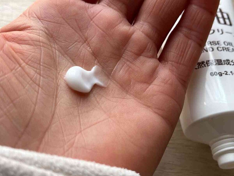 ダイソーの「馬油ハンドクリーム」は油っぽい匂いはしない