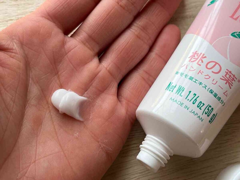 ダイソーの「桃の葉ハンドクリーム」はつけた後のベタつきはない