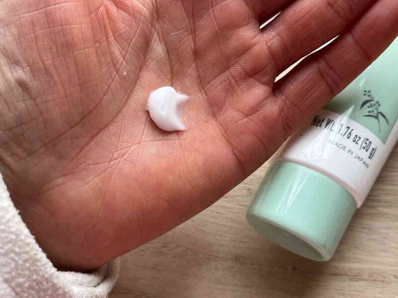 ダイソーの「ハトムギハンドクリーム」は少し特徴のある香りがする