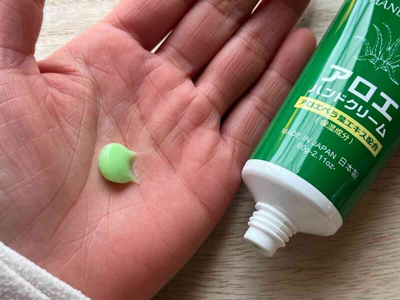 ダイソーの「アロエハンドクリーム」は薄い緑色