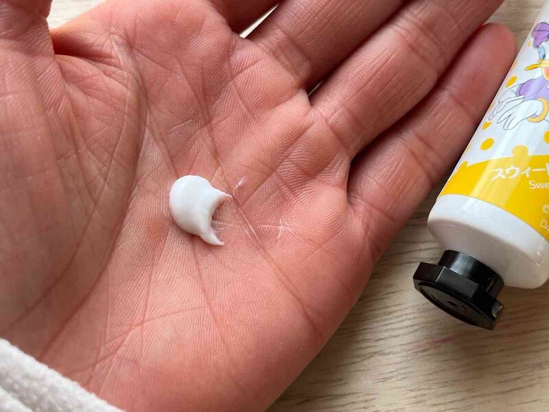 ダイソーの「KCハンドクリーム、スウィートパフューム（ミニー＆デイジー）」は甘い香りがする