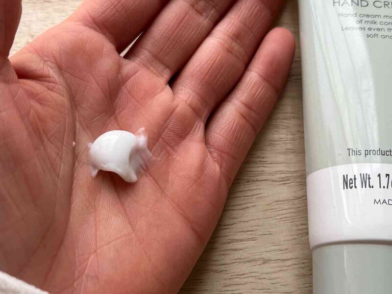 ダイソーの「ミルクハンドクリーム」はほんの少し甘い香りがする