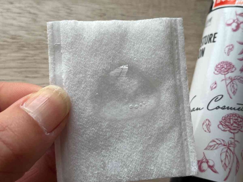 ダイソーの「ユーアーグラム ヴィーガンコスメティック モイスチャーローション」はとろみがある