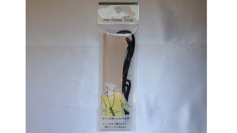 セリアの「ペンホルダーストラップ レザー調」は110円(税込)でおしゃれ