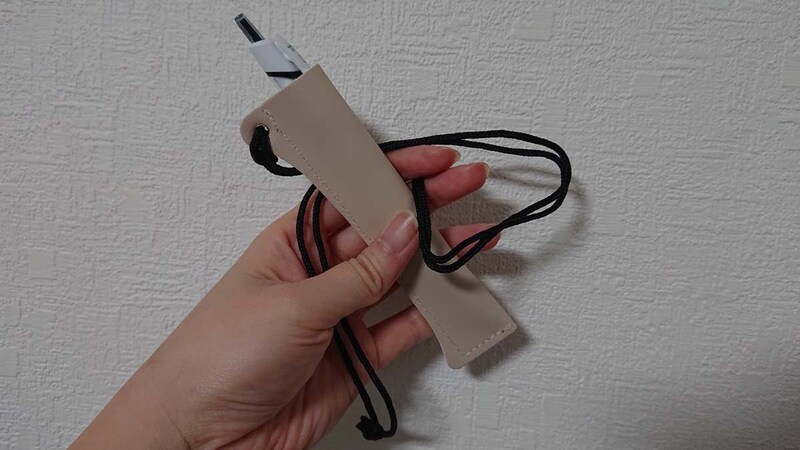 セリアの「ペンホルダーストラップ レザー調」によくあるサイズの太めのペンをイン!