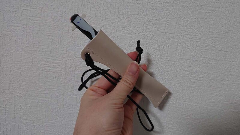セリアの「ペンホルダーストラップ レザー調」に太めの2色ボールペンが入った!