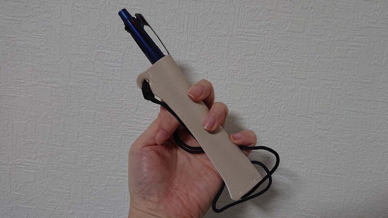 セリアの「ペンホルダーストラップ レザー調」には4色ボールペン以上の多機能ペンも!?