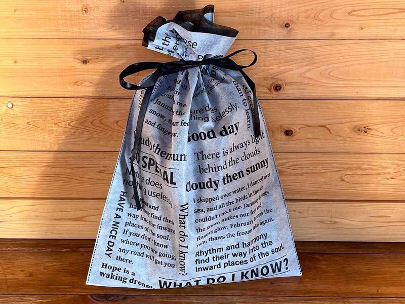 ダイソーの「不織布巾着バッグ（モノトーン）」は英字が素敵