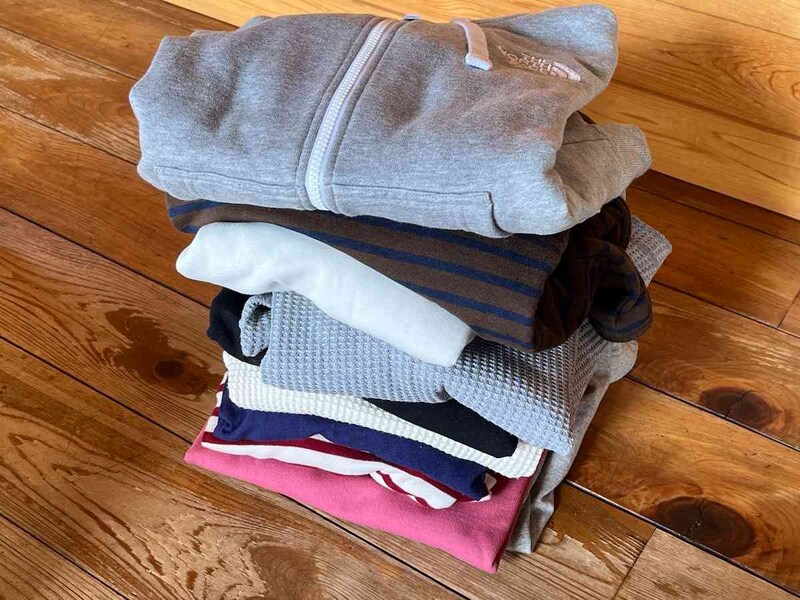 ダイソーの「フタ付収納BOX（衣装）」に収納するトップスを10着用意