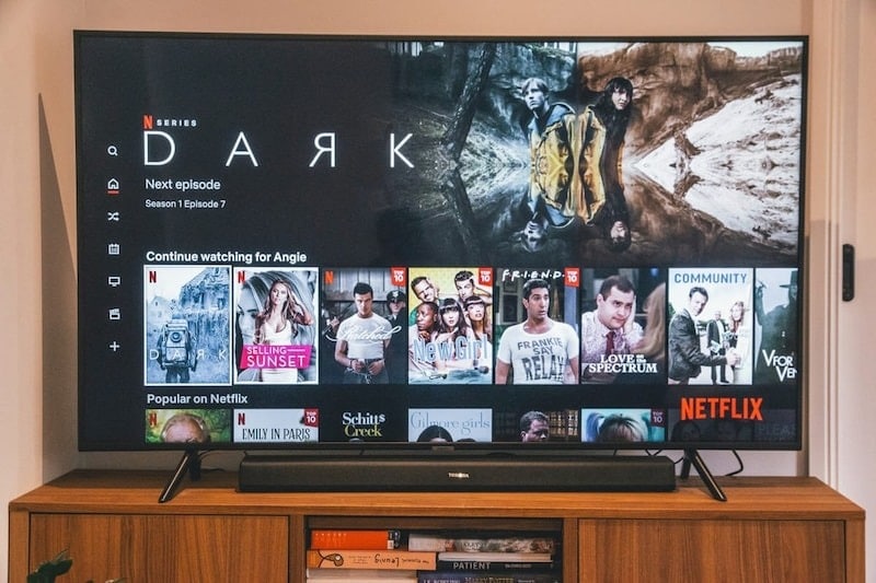 Netflixのトップ画面を写したテレビの画像