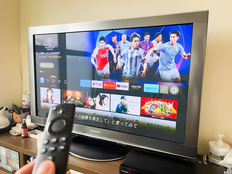 Fire TV Stickのリモコンとテレビ画面