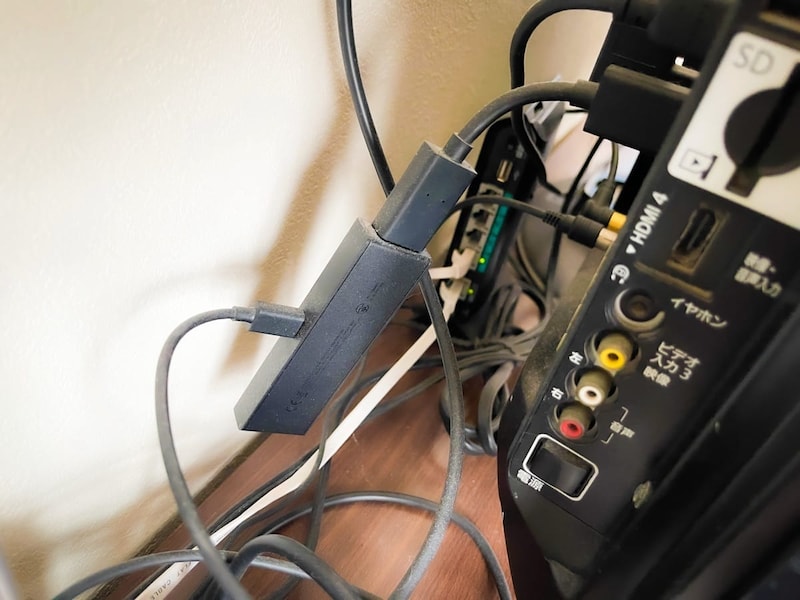 テレビのHDMI端子にFire TV Stickを挿しこんでいる様子