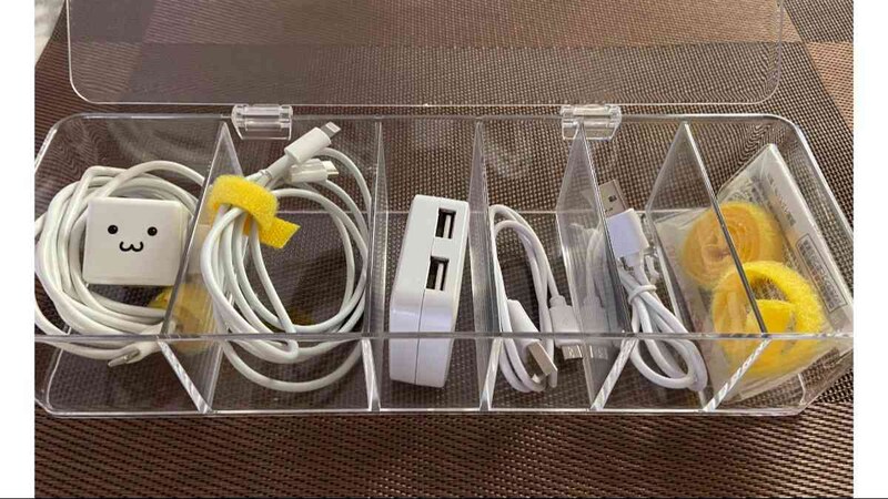 ダイソーの「透明収納ケース（フタ付、B）」はスマホ関連のケーブル収納にも使えます