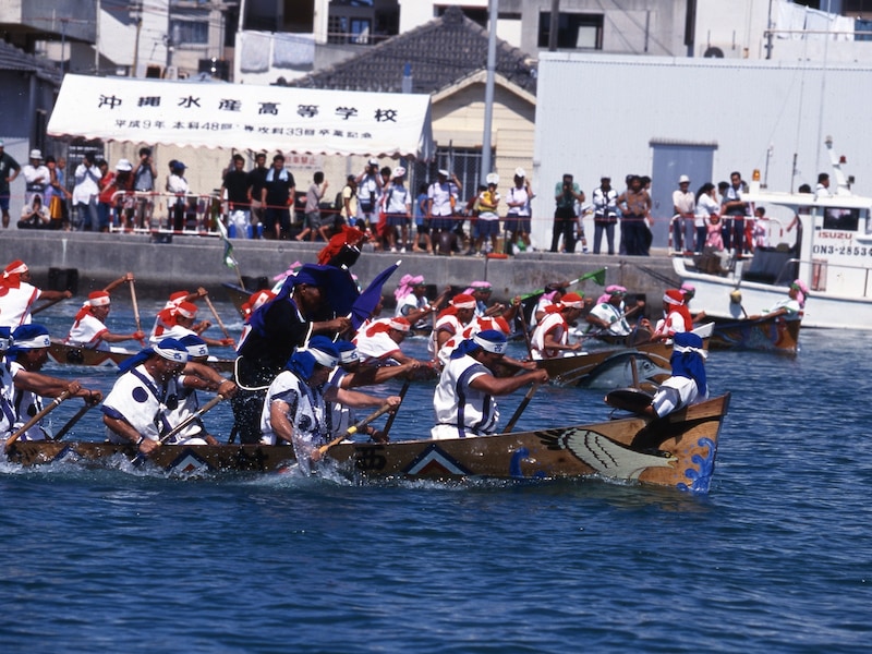 沖縄に梅雨の終わりを告げる「糸満ハーレー」 (C)OCVB