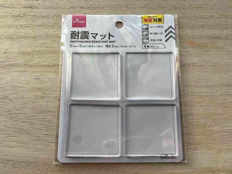 ダイソーの「耐震マット（4枚 クリア）」