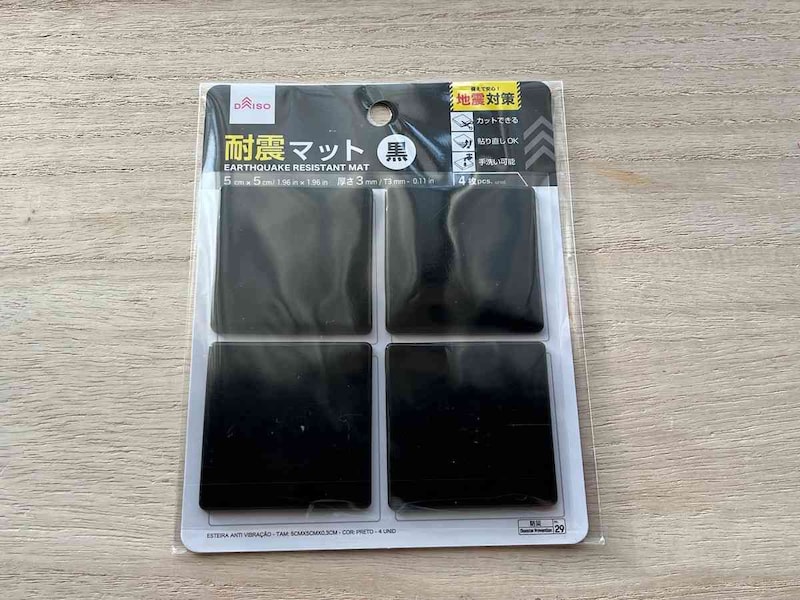ダイソーの「耐震マット（4枚 黒）」